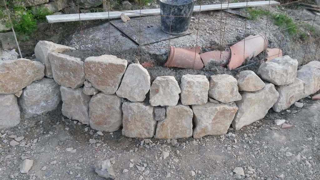 Jonction en arrondi du mur en pierre