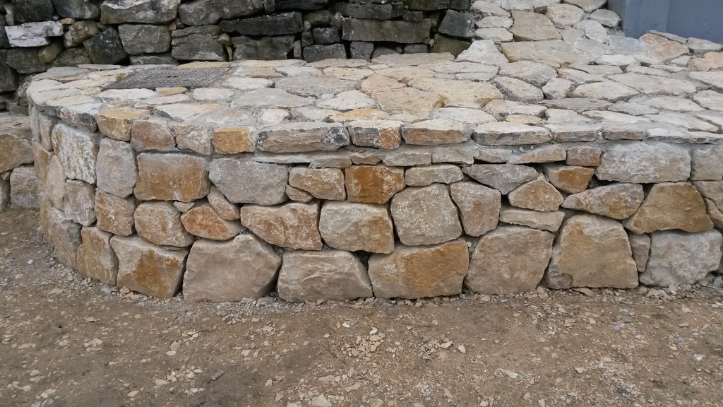 Vue de face du mur en pierre 