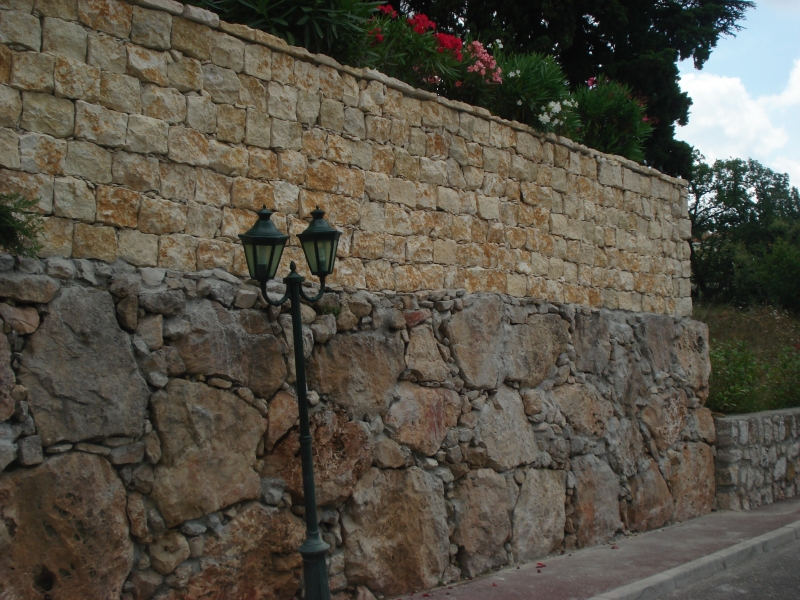 mur en pierre de parement collees sur un mur en agglo